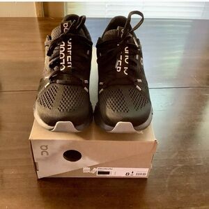 Women’s On Running Cloud 5  Size 8  Black